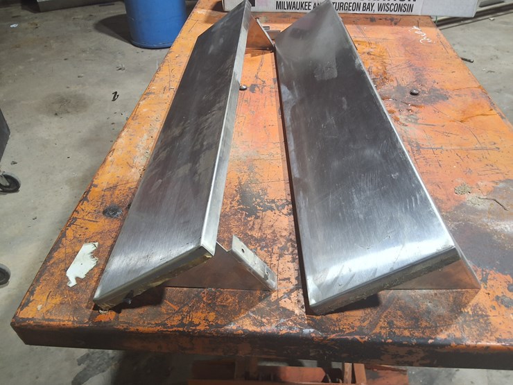 #522-•-lot-of-2-stainless-steel-shelves-image-2