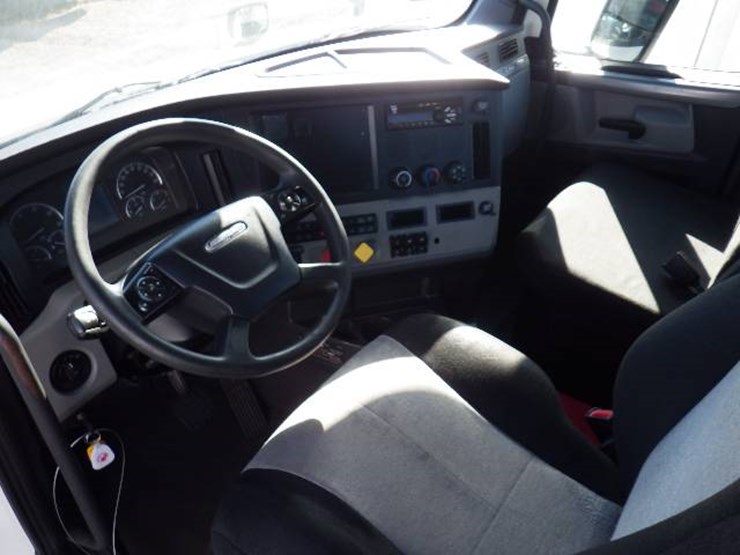 2018-freightliner-cascadia-126-image-10