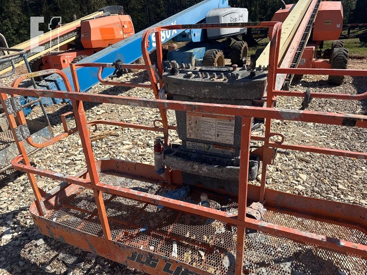 2013-jlg-800s-image-22