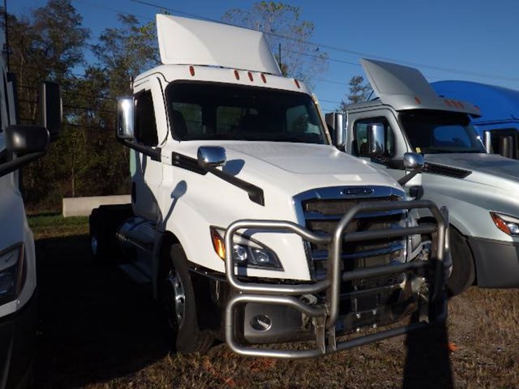 2020-freightliner-cascadia-126-image-2