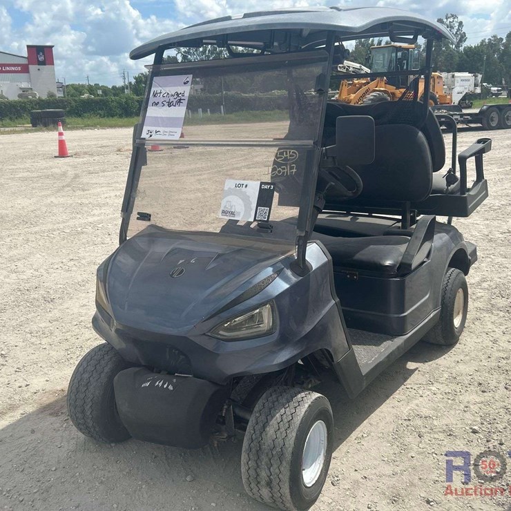 MD ELECTRIC GOLF CART WITH BATTERY CHARGER