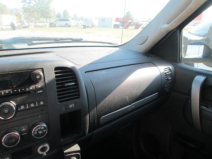 2011-gmc-2500hd-image-28