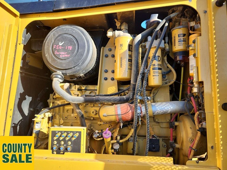 2015-caterpillar-14m-image-24