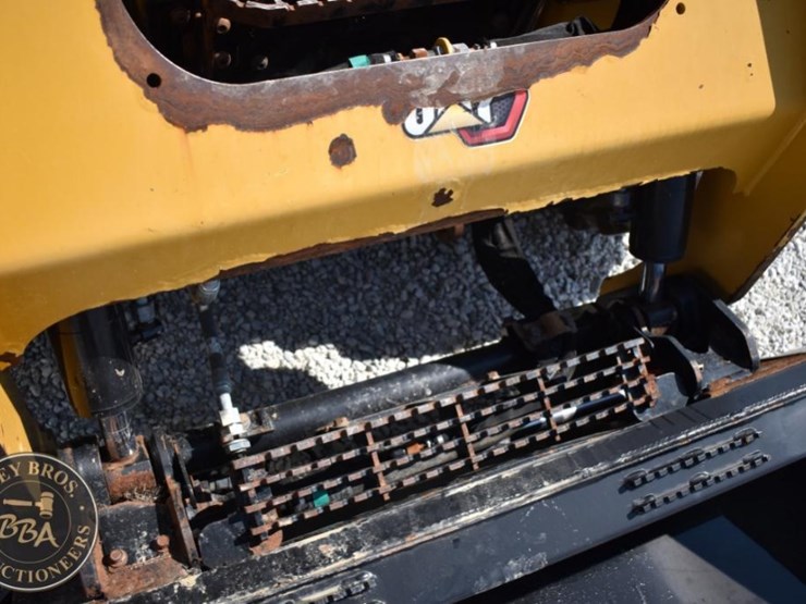 2019-caterpillar-242d3-image-45