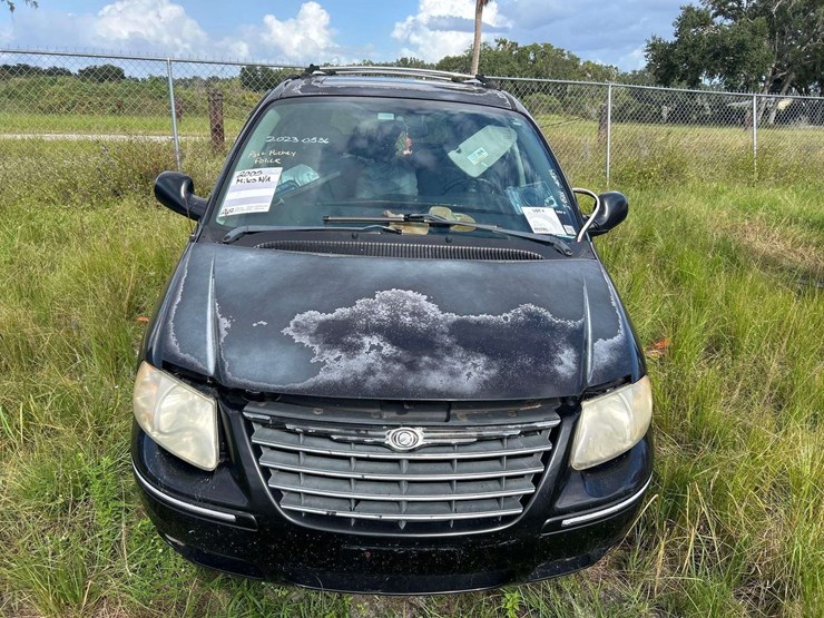 2005-chrysler-town-&-country-image-11