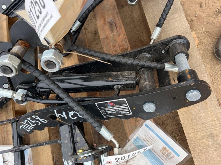 unused-iranch-hyd-excavator-thumb-clamp-image-1