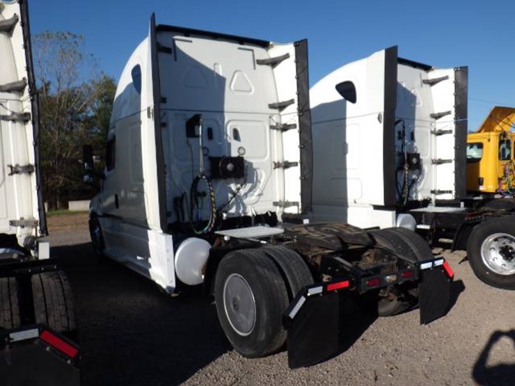2019-freightliner-cascadia-126-image-11