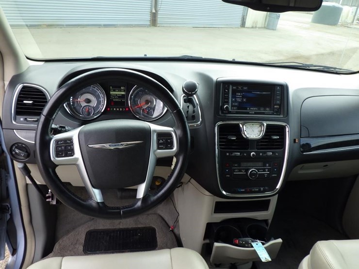 2013-chrysler-town-&-country-image-10