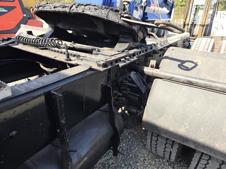 2005-mack-cl733-image-28