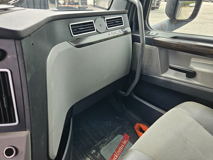 2019-freightliner-cascadia-126-image-60
