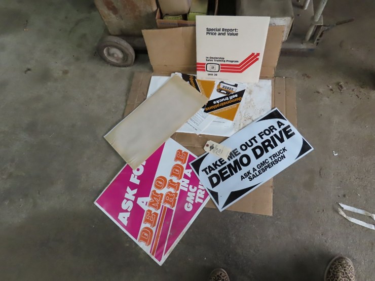 1982-gmc-truck-demo-dealer-display-kit-nib-image-1