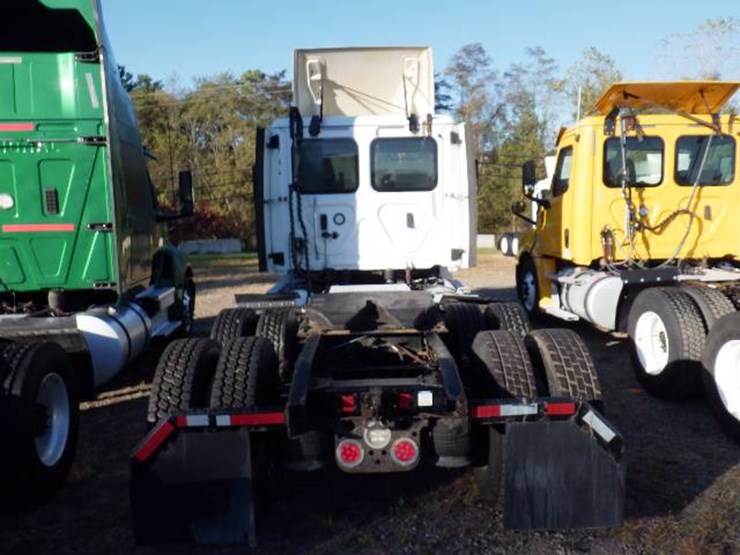 2020-freightliner-cascadia-126-image-7