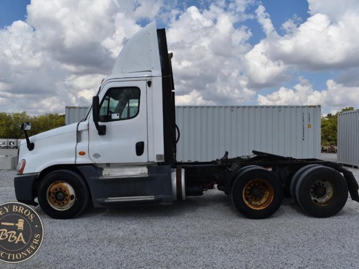 2015-freightliner-cascadia-125-image-2