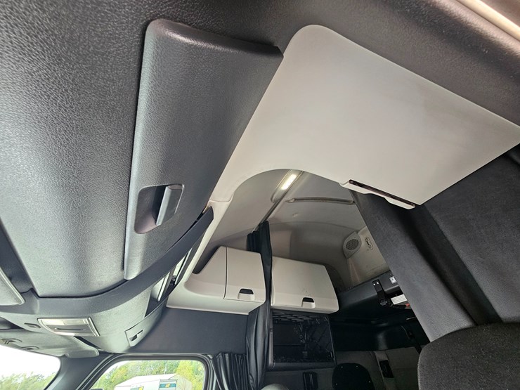 2019-freightliner-cascadia-126-image-58