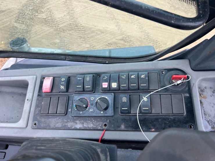 2018-deere-344l-image-30