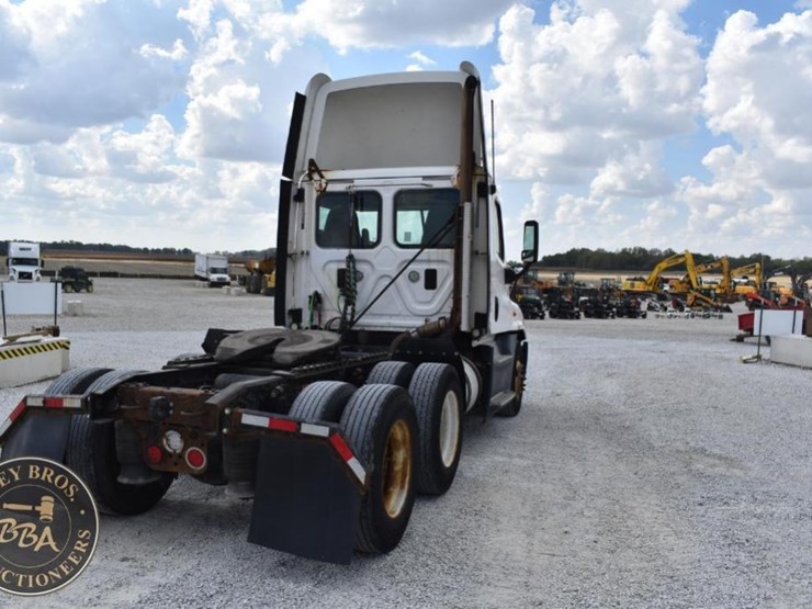 2015-freightliner-cascadia-125-image-6