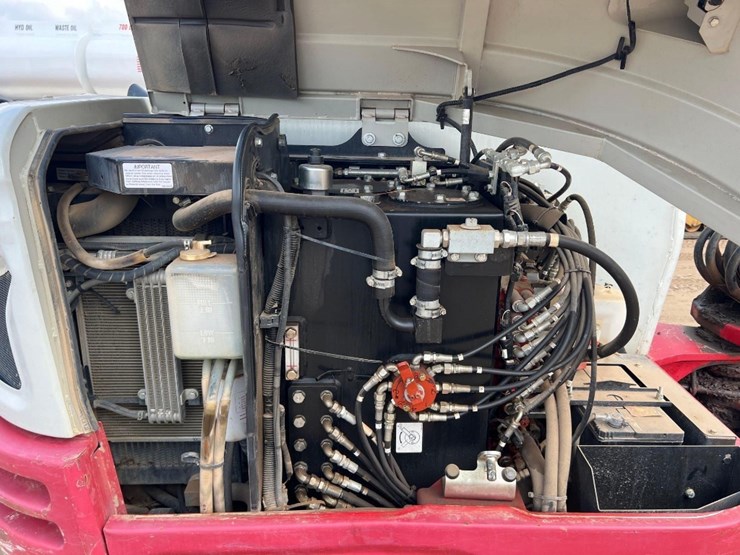 2020-takeuchi-tb240-image-27