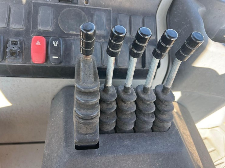 2018-caterpillar-415f2-il-image-39