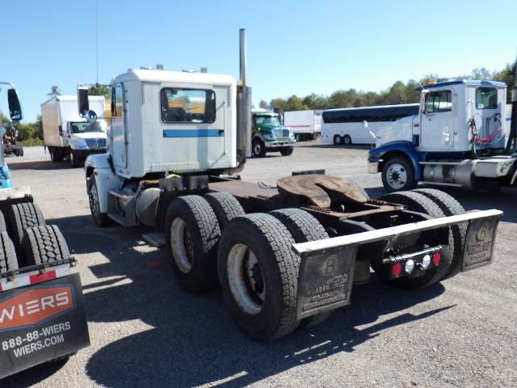 2001-freightliner-fld120-image-7
