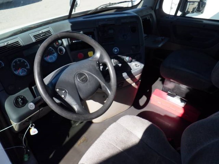 2017-freightliner-cascadia-113-image-8