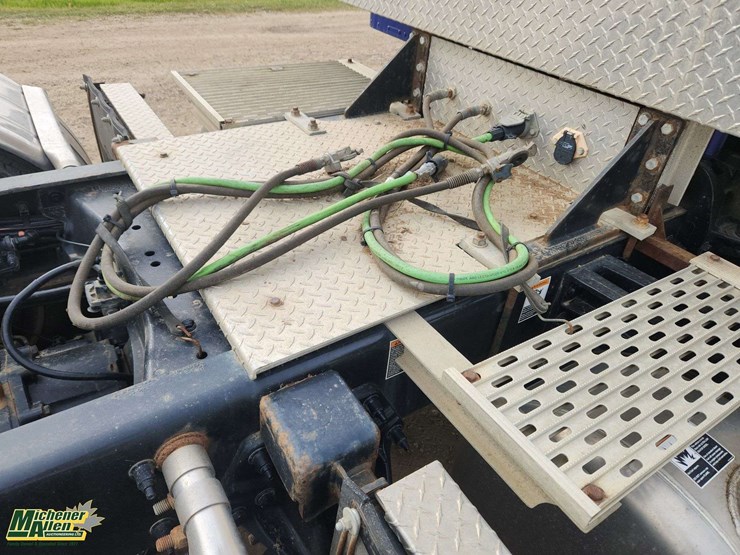 2014-peterbilt-384-image-40