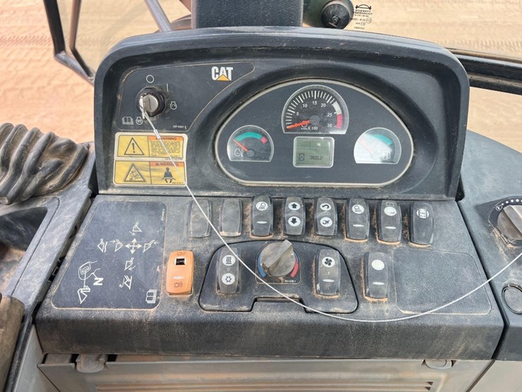 2015-caterpillar-420f-it-image-33