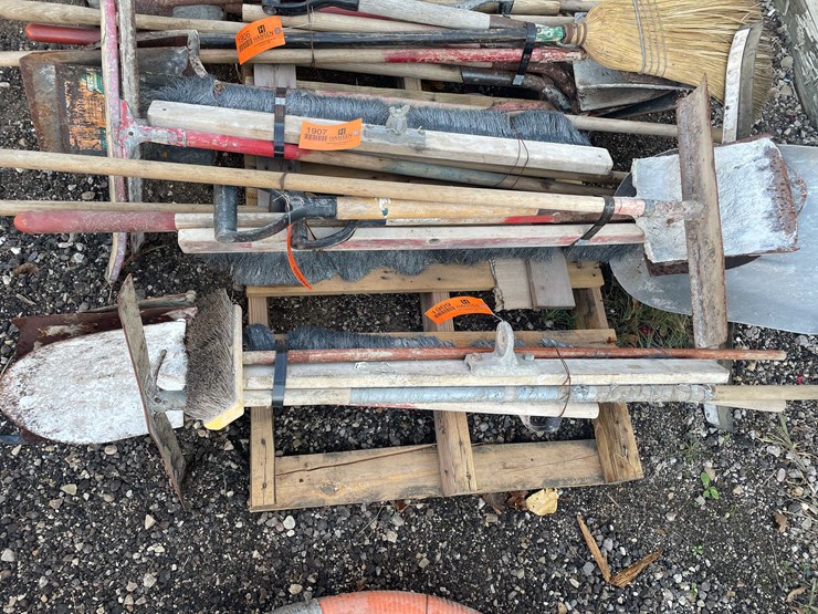 #1909-•-lot-of-(6)-hand-tools-image-1