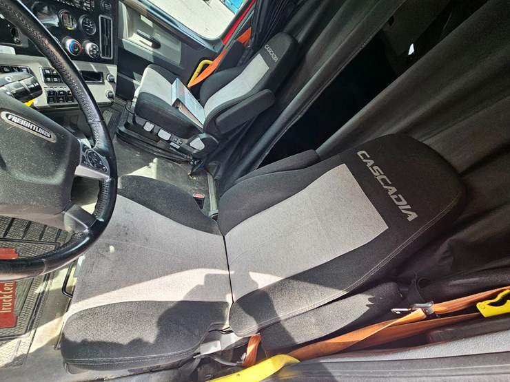 2019-freightliner-cascadia-126-image-53