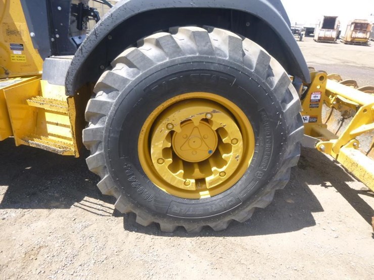 2021-deere-210l-image-37