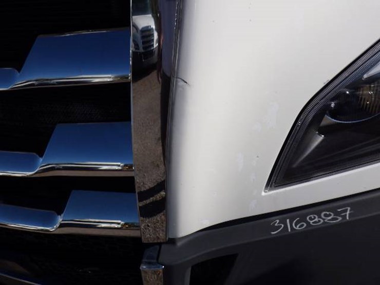 2018-freightliner-cascadia-126-image-2