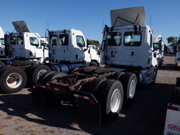 2018-freightliner-cascadia-126-image-5