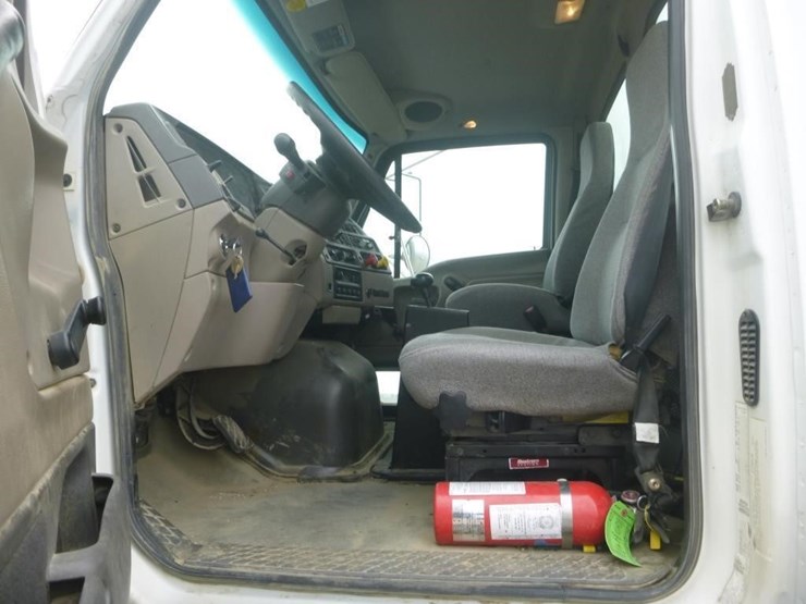 2008-sterling-lt9500-image-13