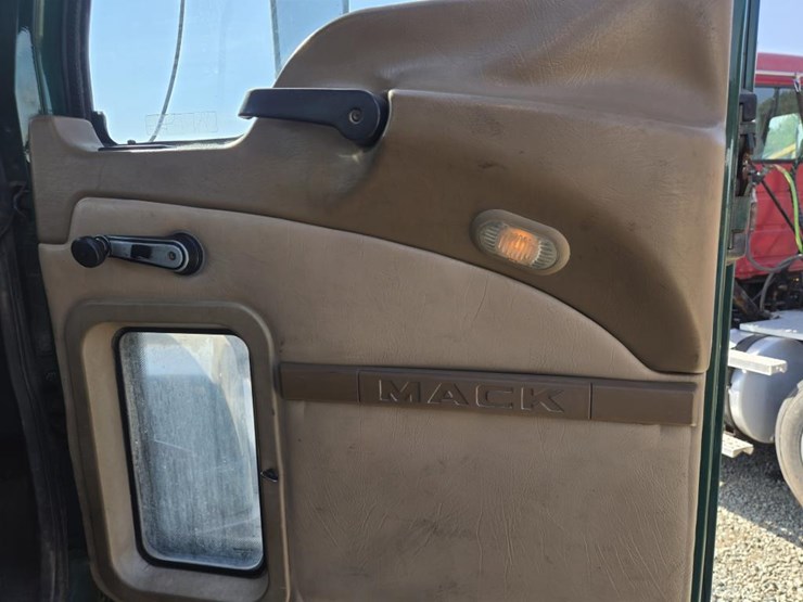 2005-mack-cl733-image-49
