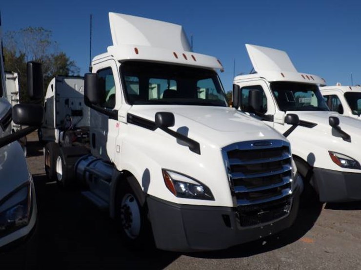 2018-freightliner-cascadia-126-image-2