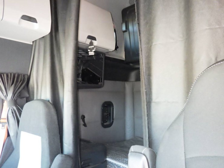 2018-freightliner-cascadia-126-image-14