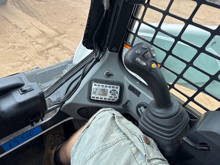 2016-bobcat-t770-image-26