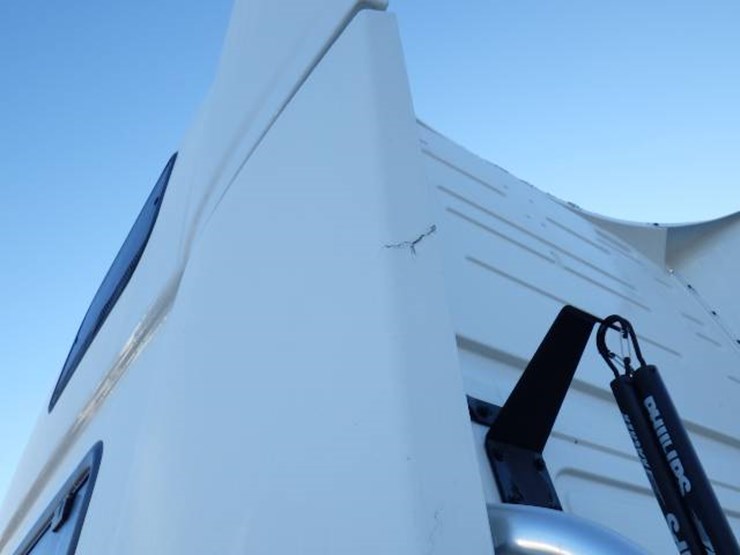 2022-volvo-vnl-860-image-11