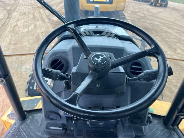 2017-deere-410l-image-38