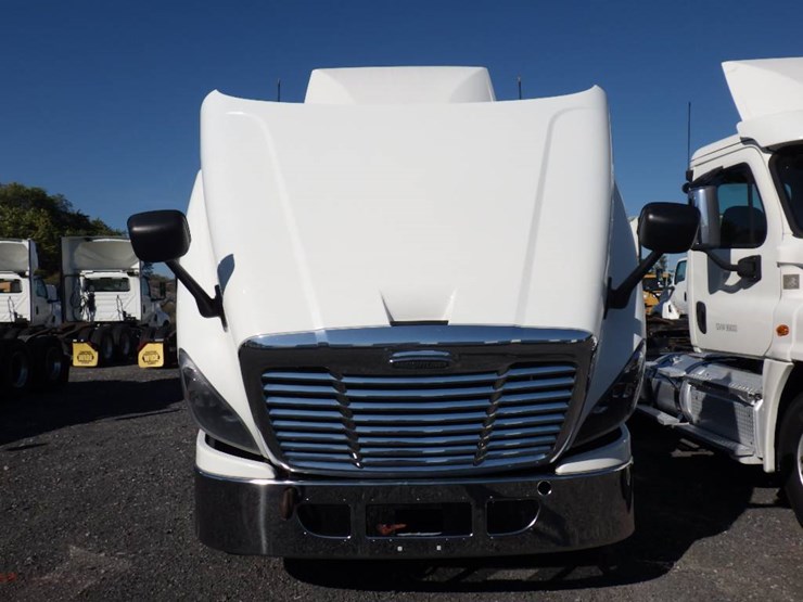 2018-freightliner-cascadia-125-image-12