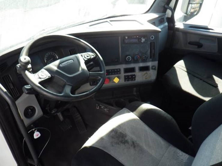 2018-freightliner-cascadia-126-image-9