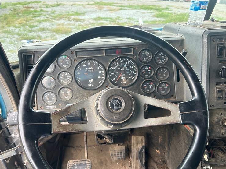 1996-mack-ch613-image-12