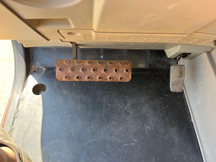 2018-caterpillar-tl1055d-image-33