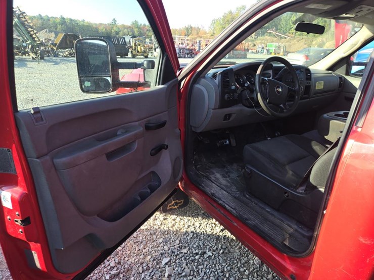 2013-chevrolet-3500hd-image-33