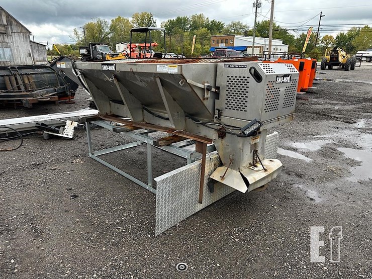 sno-way-4'x8'-stainless-salt-spreader-image-7