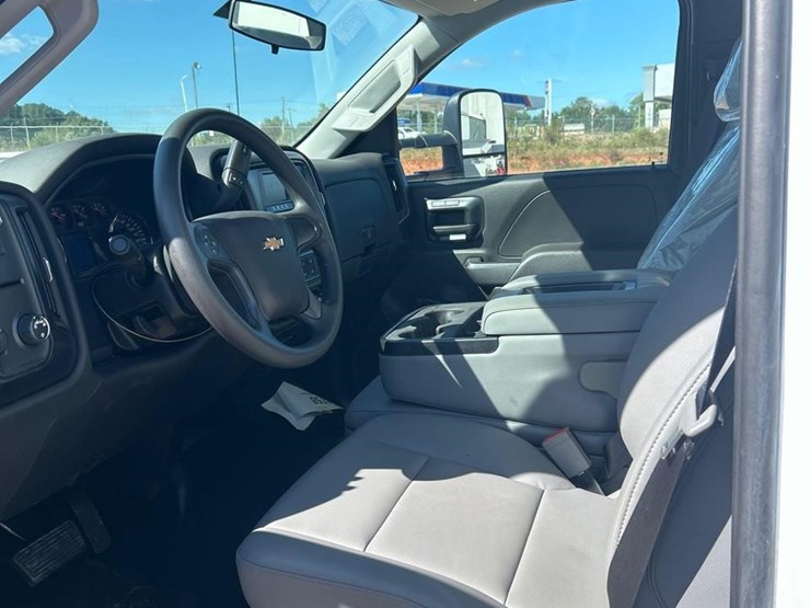 2023-chevrolet-silverado-6500hd-image-46