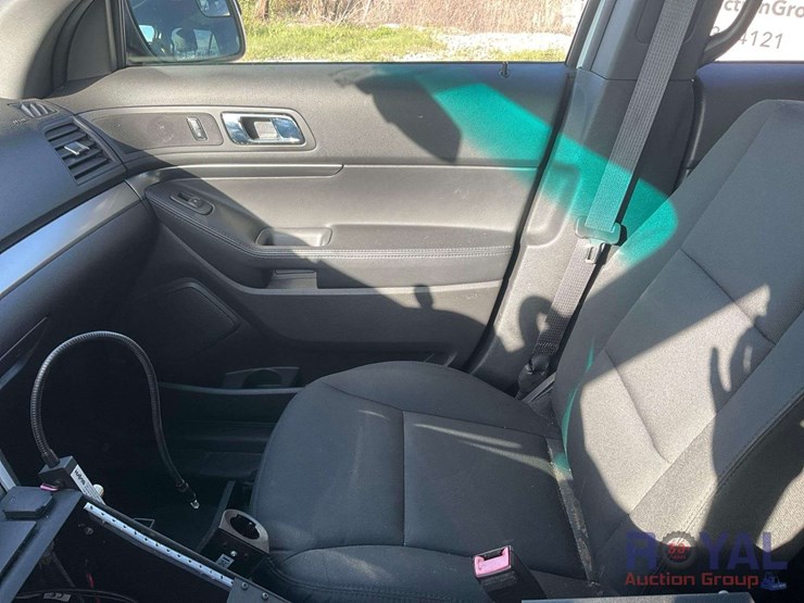 2015-ford-explorer-image-18