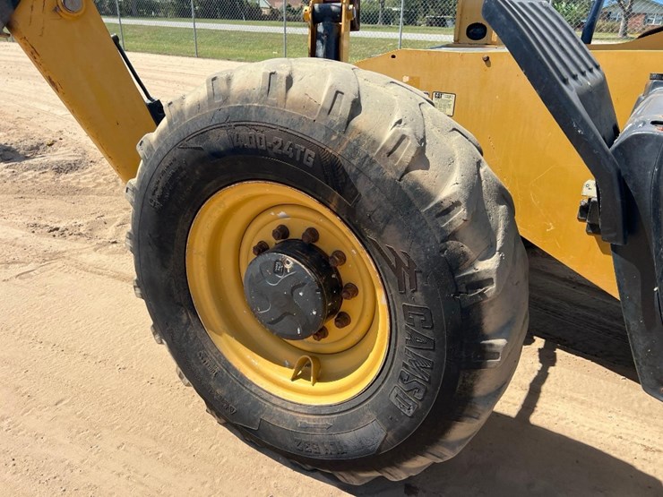 2018-caterpillar-tl1055d-image-17