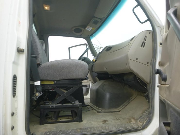 2008-sterling-lt9500-image-14