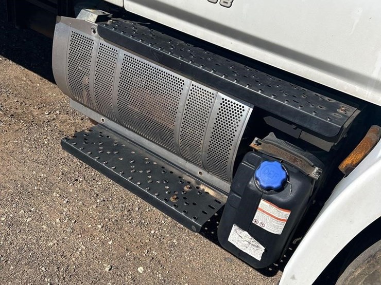 2019-hino-268-image-10