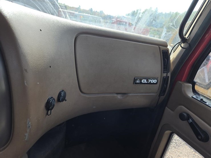 2005-mack-cl733-image-57